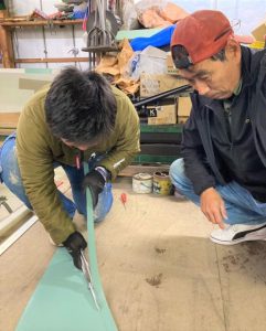 弟子に板金の切り方を伝授