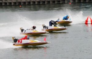 レースの迫力に声援も上がる
